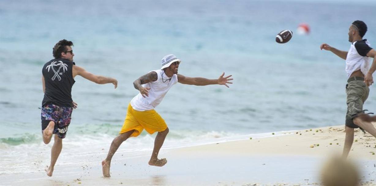In vacanza alle Barbados, Lewis Hamilton si è rilassando giocando a football americano in spiaggia con un gruppo di amici (LaPresse.it)